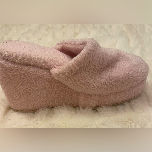 New High-heel pink fuzzy slippers! Wedge, platform…so pretty and cute!! Size 7 - Picture 2 of 7